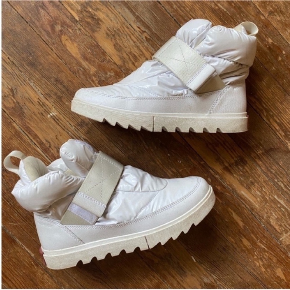 Sorel white snow boots size 7
